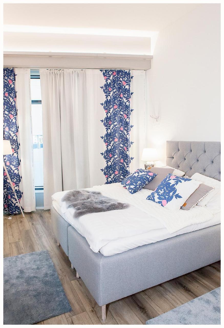 Crystal Arctic Suites โรวานิเอมิ ภายนอก รูปภาพ Bedroom with curtains and cushions