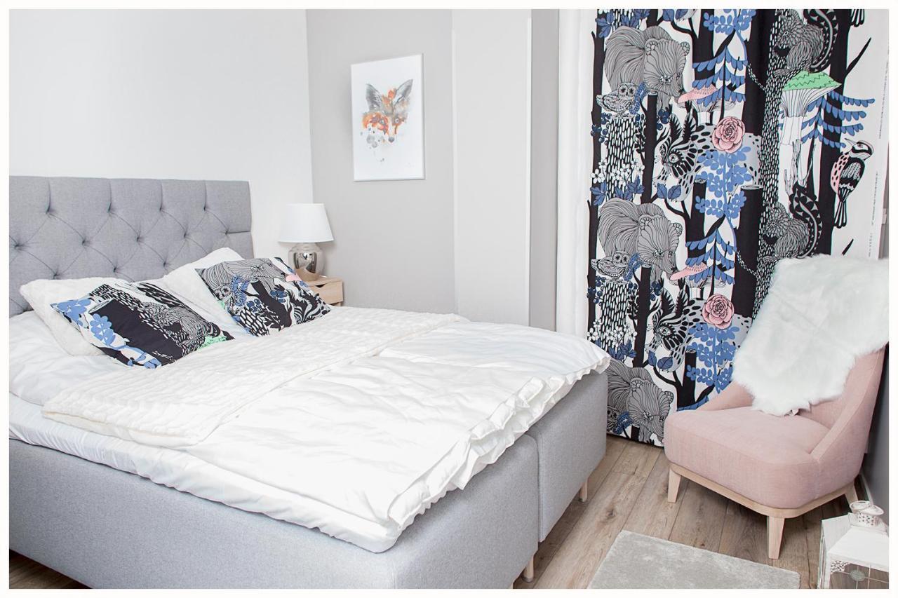 Crystal Arctic Suites โรวานิเอมิ ภายนอก รูปภาพ Bedroom with a bed and a chair
