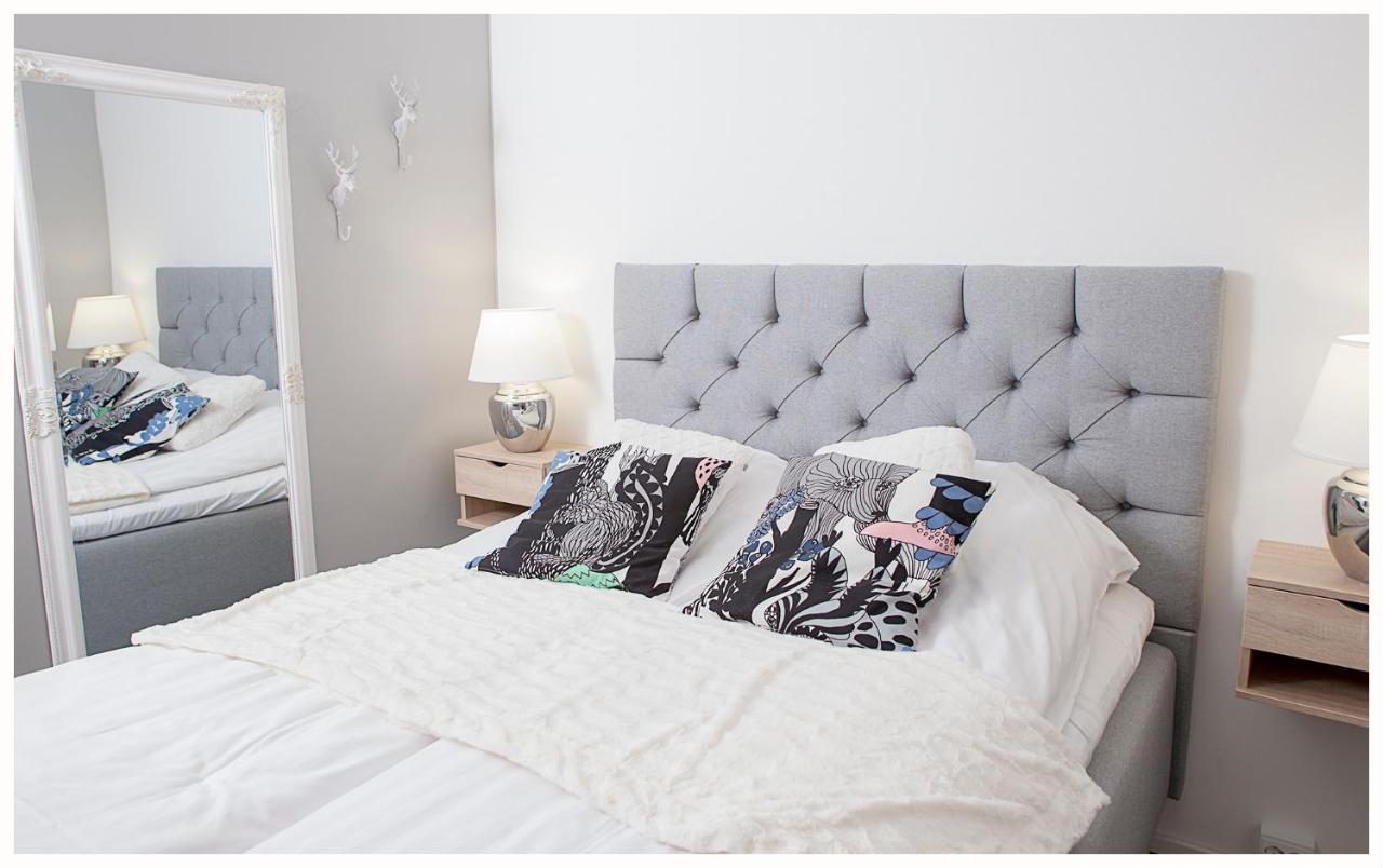Crystal Arctic Suites โรวานิเอมิ ภายนอก รูปภาพ A bed with a headboard
