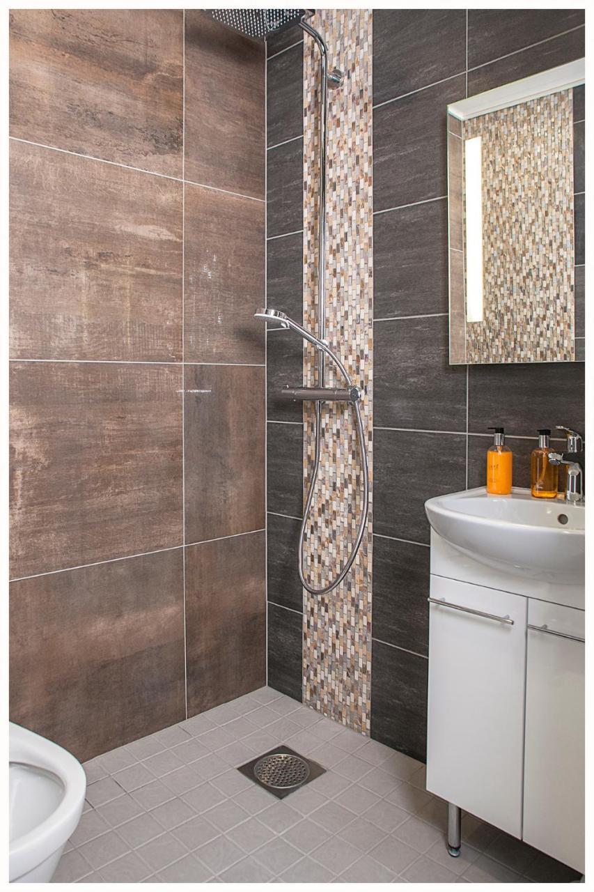 Crystal Arctic Suites โรวานิเอมิ ภายนอก รูปภาพ Bathroom shower column