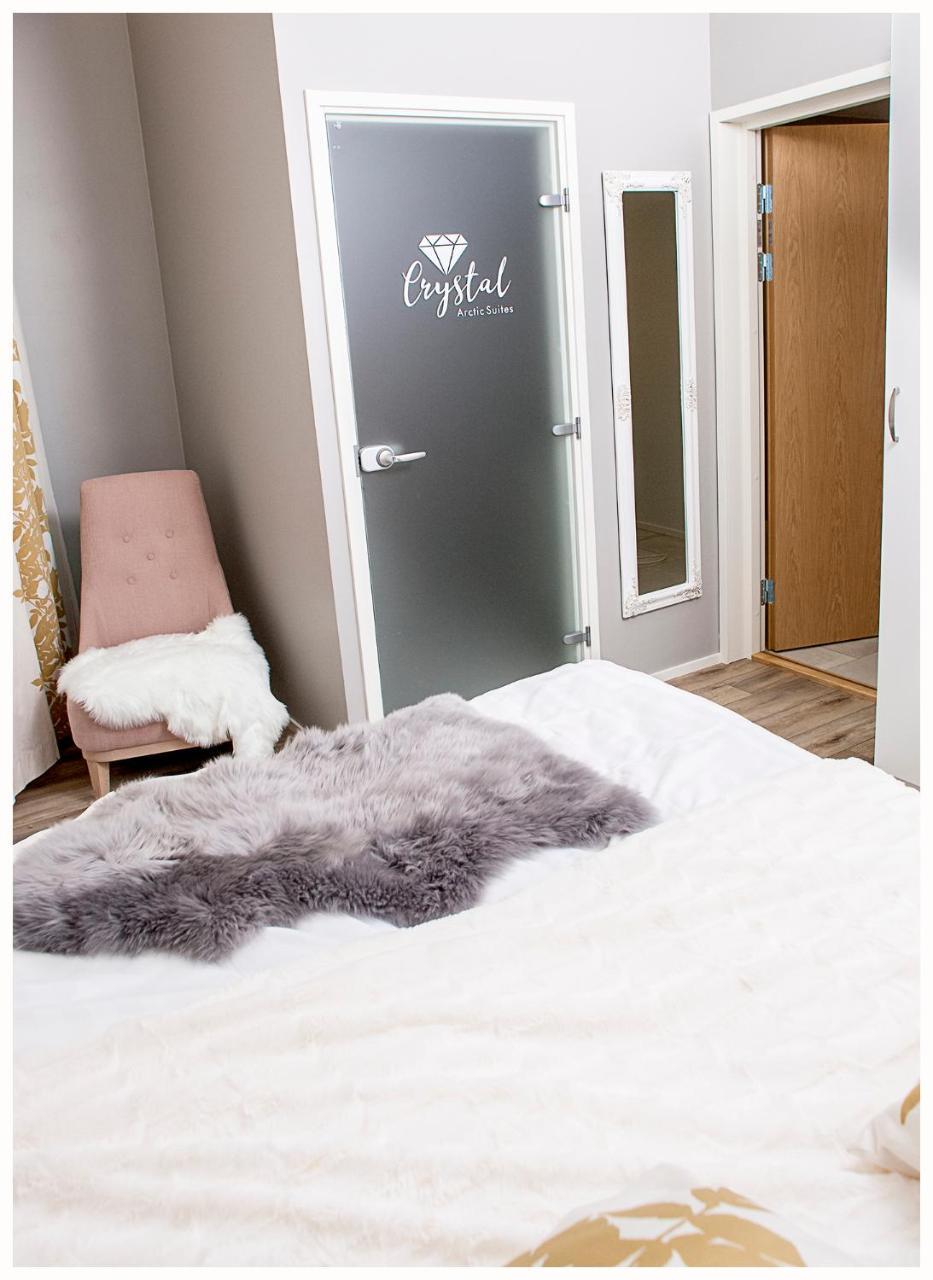 Crystal Arctic Suites โรวานิเอมิ ภายนอก รูปภาพ A sheepskin rug