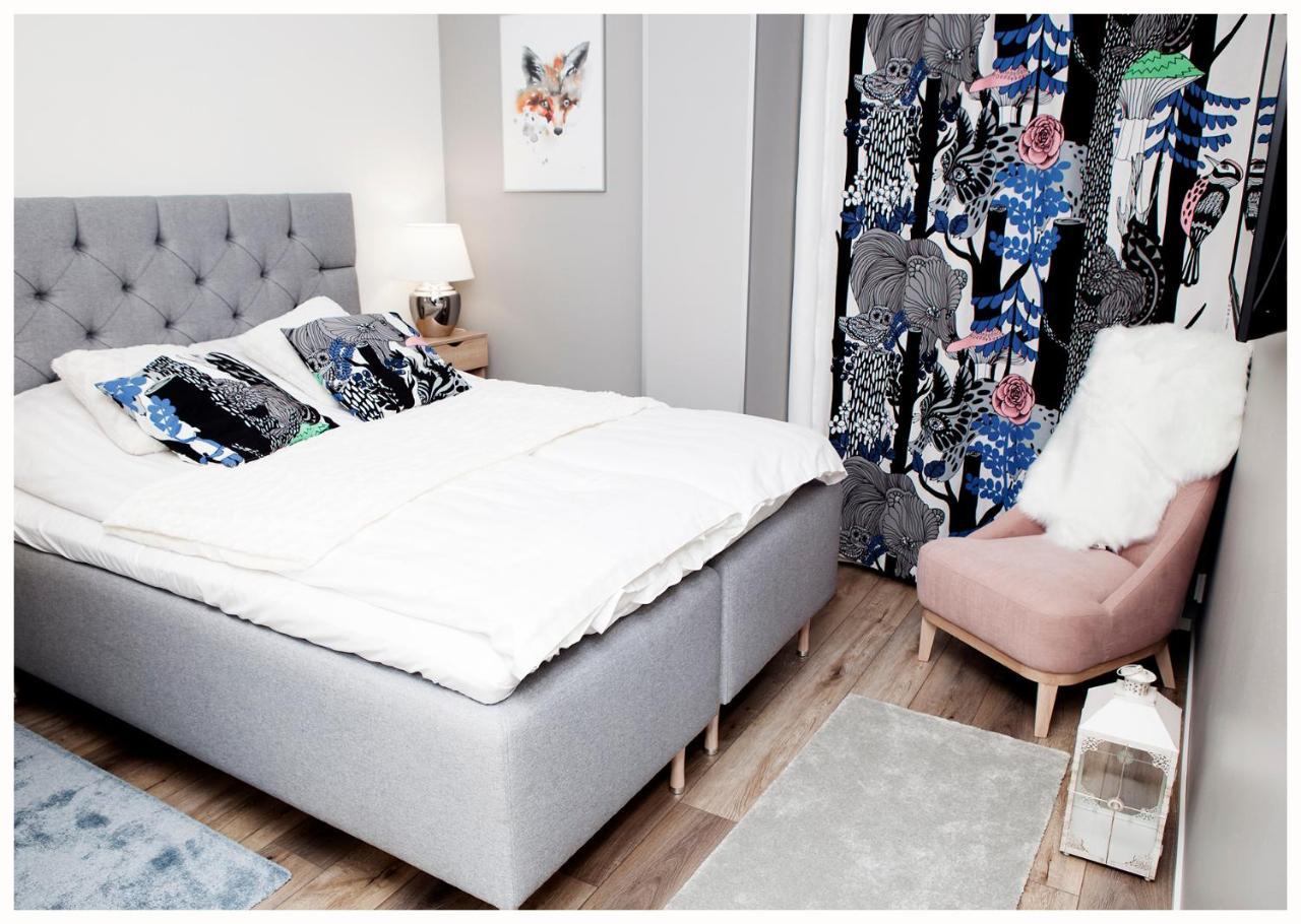 Crystal Arctic Suites โรวานิเอมิ ภายนอก รูปภาพ A bedroom with a bed and a chair
