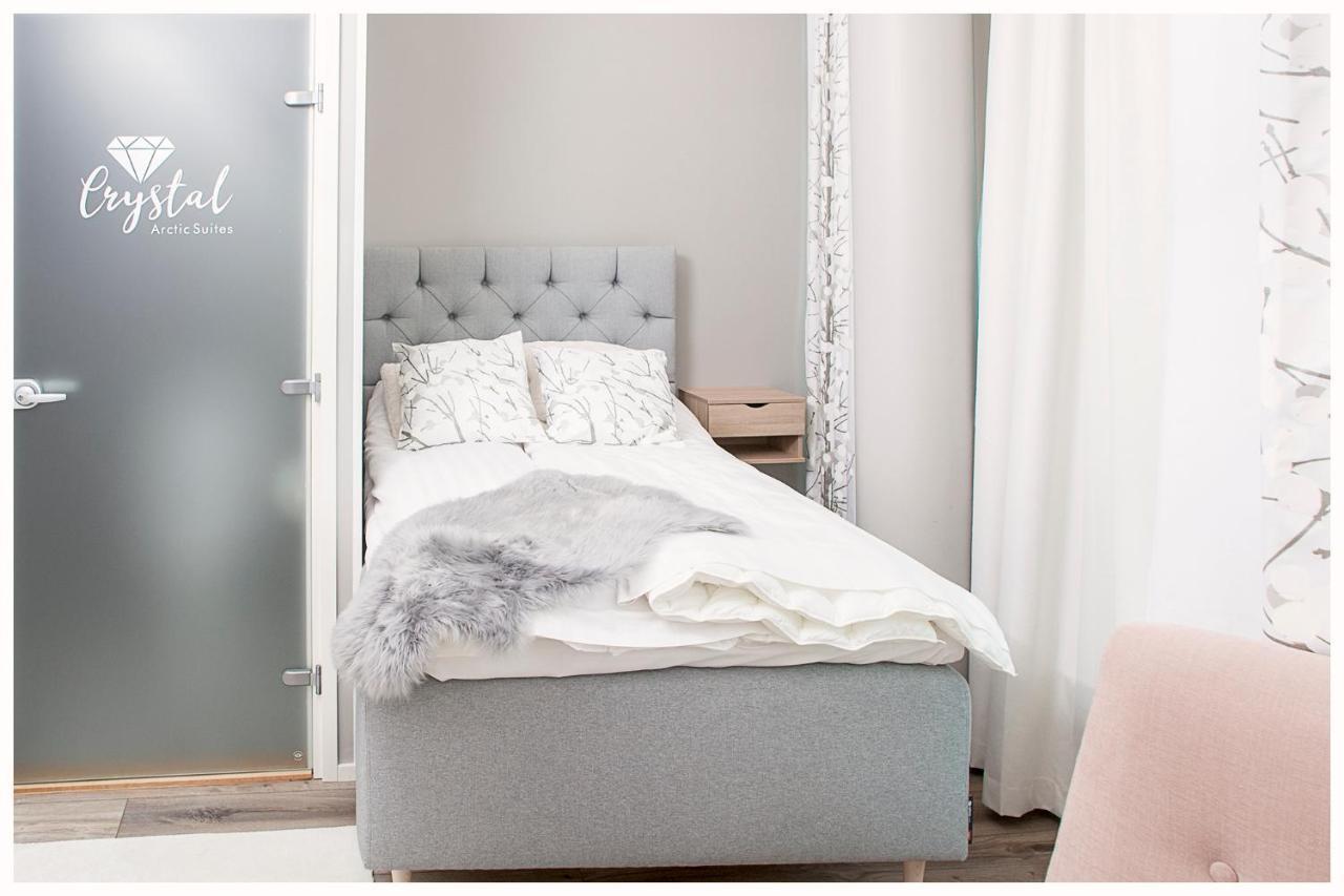 Crystal Arctic Suites โรวานิเอมิ ภายนอก รูปภาพ A typical bedroom at Krystal