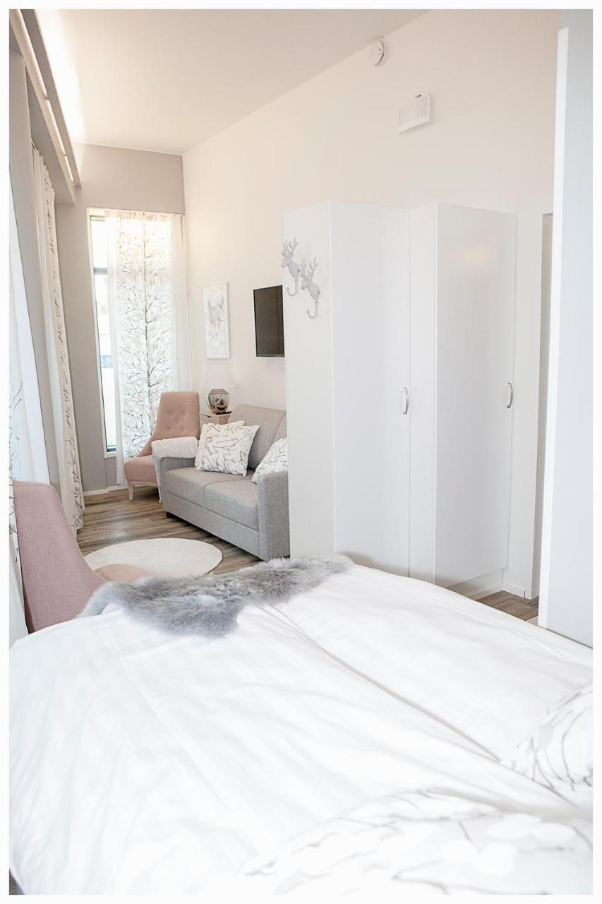 Crystal Arctic Suites โรวานิเอมิ ภายนอก รูปภาพ A bedroom in a typical apartment